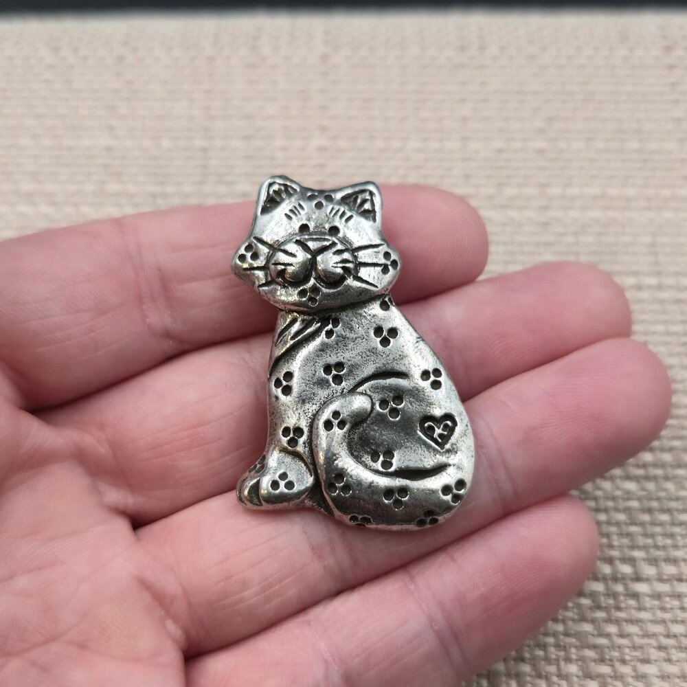 1992 Handmade Sitting Kitty Cat Pin Brooch A7074